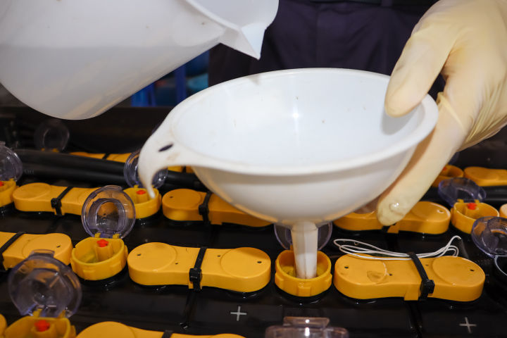 免維護(hù)蓄電池如何手動(dòng)加水？加水步驟介紹