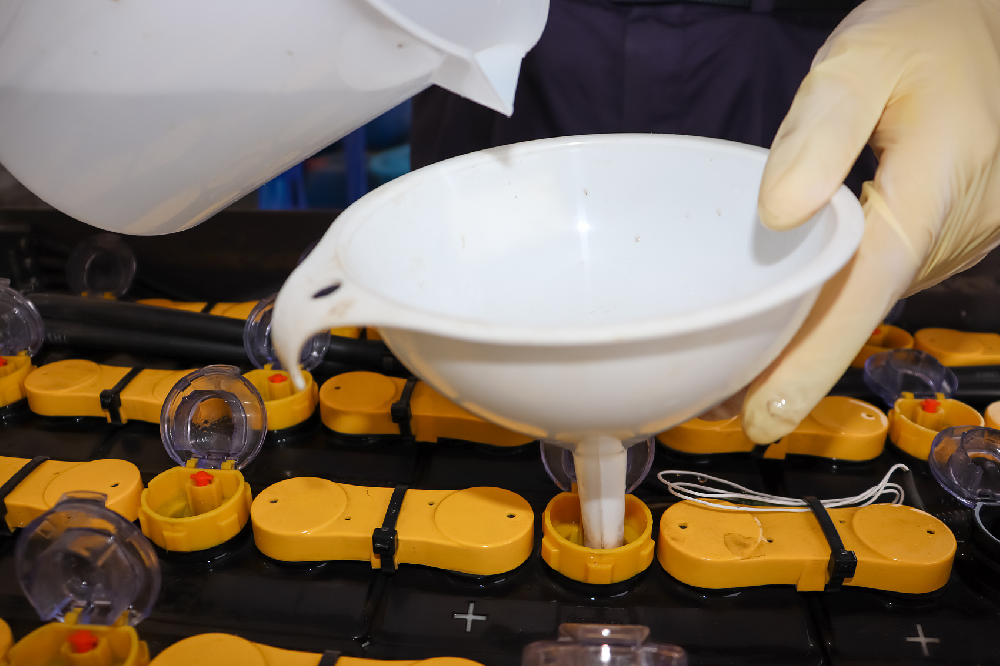電瓶里面沒水了應(yīng)如何處理？缺水會對電瓶造成何種損害？